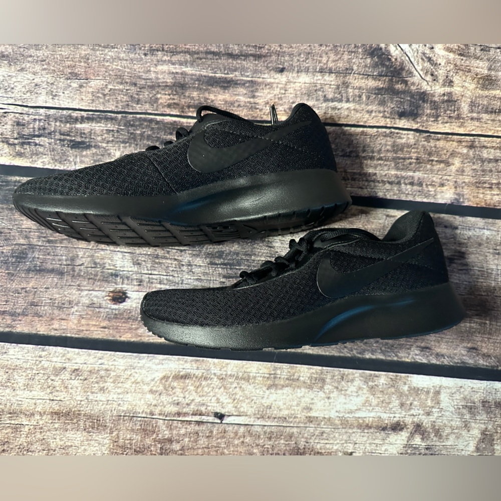 New Women’s Nike tennis shoes